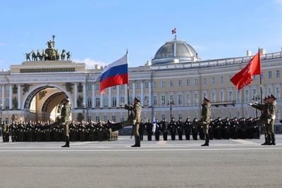 Петербург перекроет улицы для парада Победы и Совета законодателей