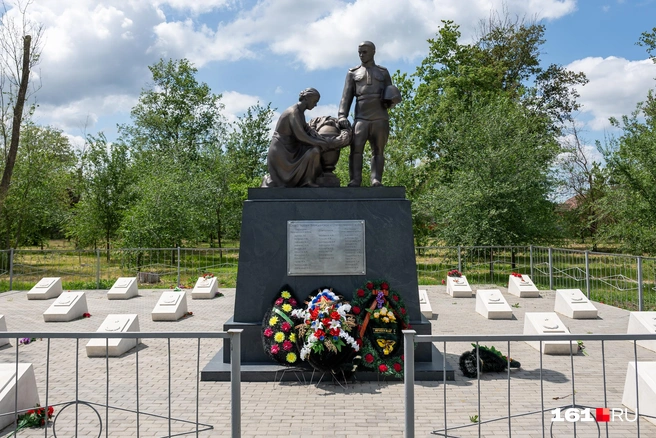 В центре — несколько мемориалов | Источник: Евгений Вдовин / 161.RU