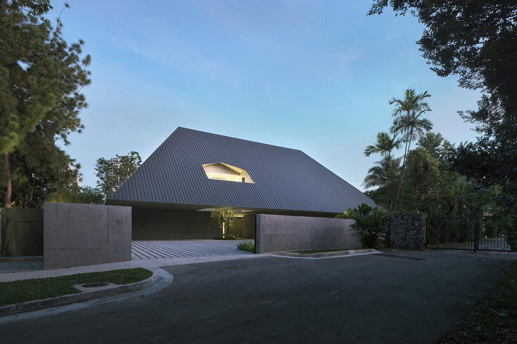 Дом с огромной скатной крышей в Сингапуре по проекту Neri & Hu