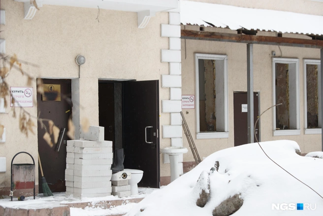 Из здания вынесли все предметы и уже демонтировали окна | Источник: Андрей Бортко / NGS.RU