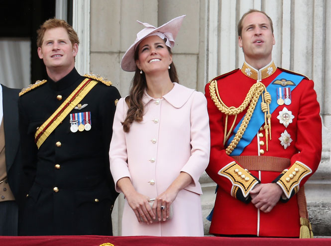 От Дианы до Кейт Миддлтон: самые яркие «балконные» кадры Trooping The Colour