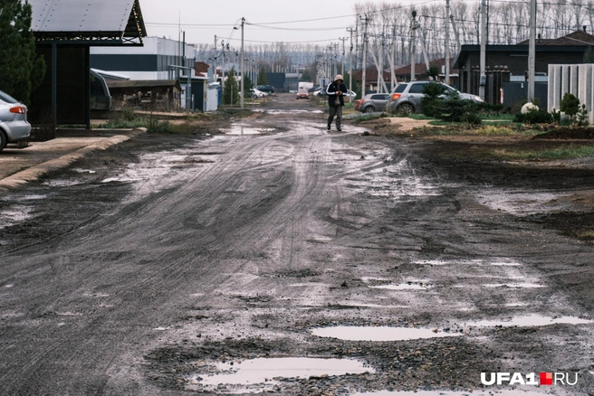 Ямы стараются объезжать | Источник: Булат Салихов / UFA1.RU