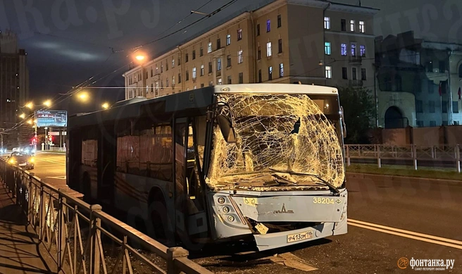 Грузовик раскрошил лобовое стекло автобусу в Выборгском районе | Источник: читатель «Фонтанки»