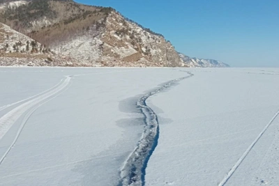 Massive Crack Forms in Lake Baikal Ice
