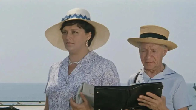 Но не только трагические роли мастерски удавались Нонне Мордюковой, она была прекрасна и в комедиях: фразы ее управдома — друга человека из «Бриллиантовой руки» моментально разошлись на цитаты | Источник: кадр из фильма «Бриллиантовая рука», 1968 год