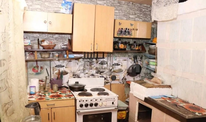 Также собственники получат вместе с квартирой кухонный гарнитур. Даже если они захотят его заменить, в первое время жить можно | Источник: Avito.ru