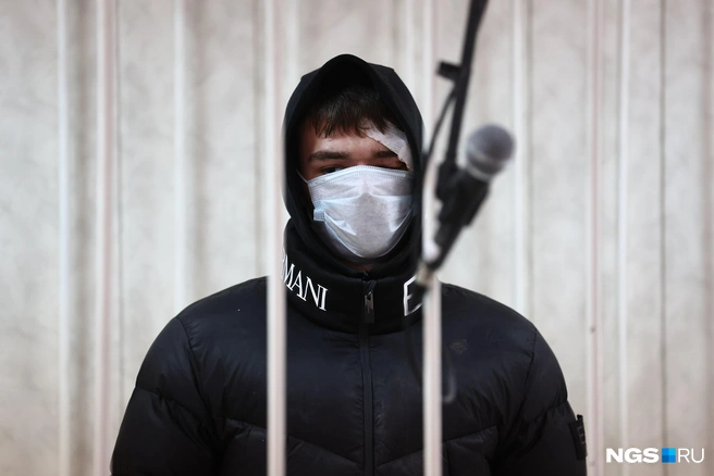 В суде обвиняемый появился в той же куртке, что и был в момент ДТП | Источник: Александр Ощепков / NGS.RU