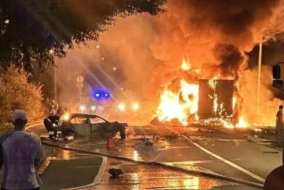 BMW и грузовик столкнулись и загорелись на Калужском шоссе: есть жертвы