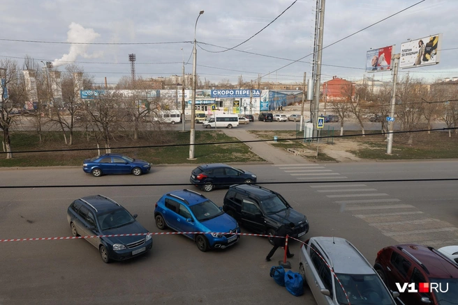 Из окон торгового комплекса видна территория снесенного до основания Тракторозаводского вещевого рынка | Источник: Алексей Волхонский / V1.RU