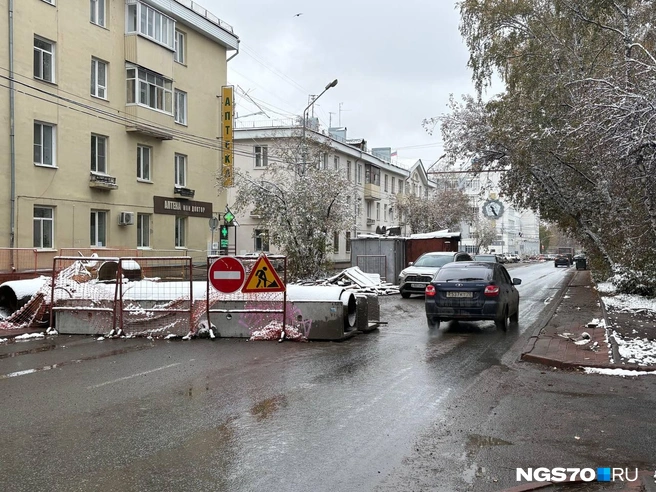 Водители разъезжаются по одной полосе  | Источник: Мария Лобанова / NGS70.RU 
