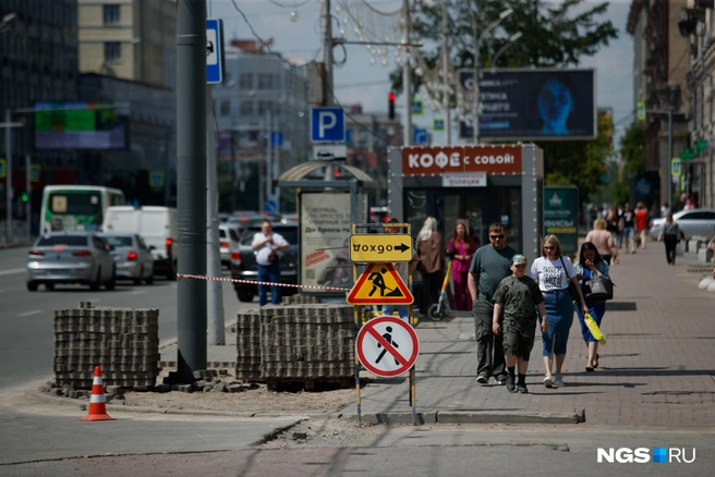 Работы ведутся в местах с большим пешеходным трафиком | Источник: Андрей Бортко / NGS.RU