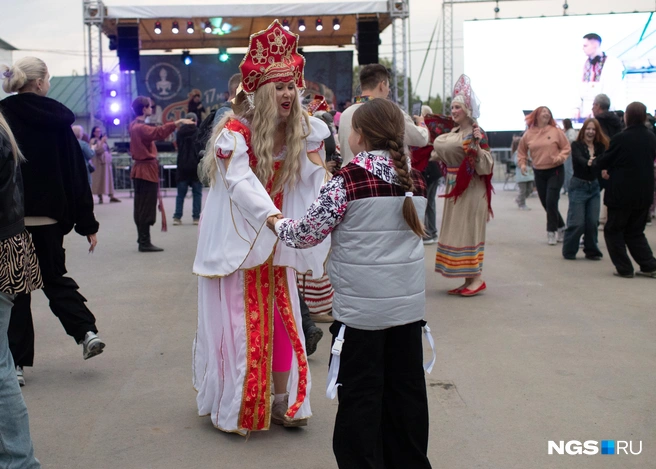 А эта дама пришла в ярком костюме | Источник: Андрей Бортко / NGS.RU