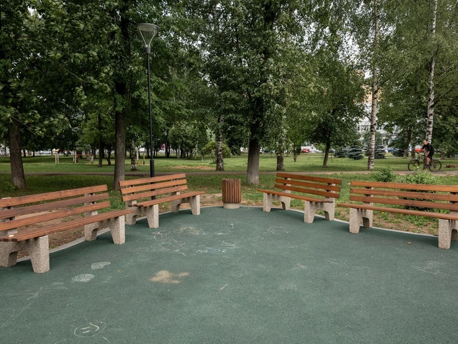 Уголок для родителей рядом с детской площадкой | Источник: Александр Куренной / 76.RU