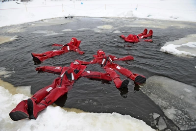 59.RU Journalists Test Ice Floating in Perm's Winter River