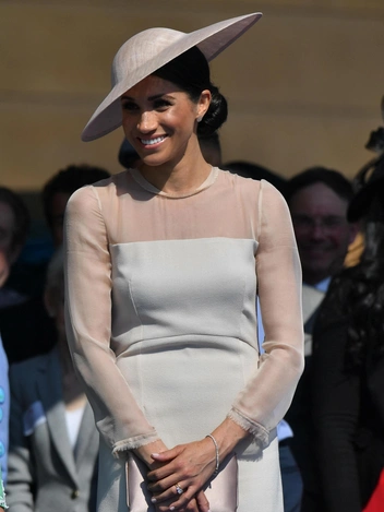 Меган Маркл в шляпке Филипа Трейси на юбилее Карла III, 2018