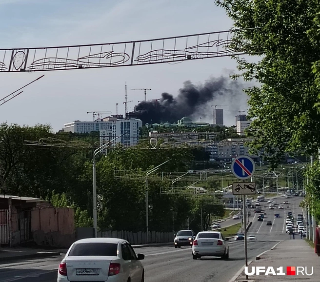 Пожар заметили в районе кампуса | Источник: Читатель UFA1.RU