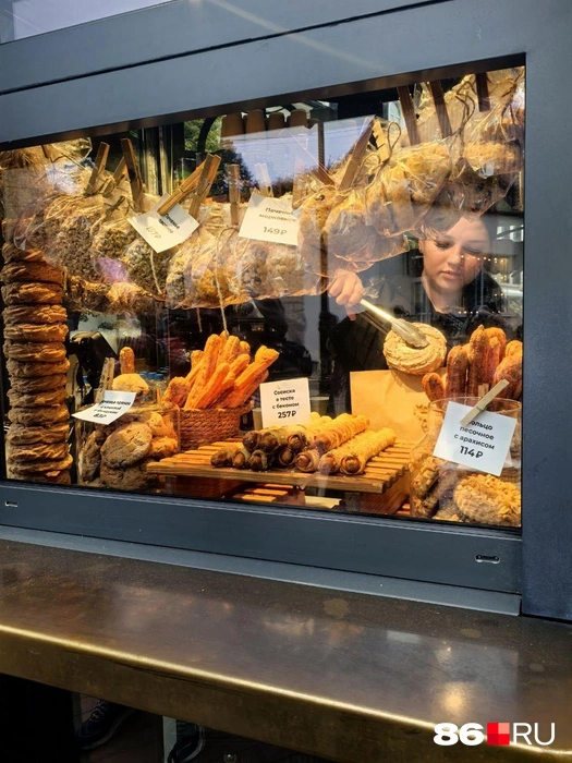 Подкрепиться можно буквально на каждом шагу | Источник: Анастасия Шевякова / 86.RU