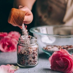 Избавиться от негатива и привлечь в дом богатство: 3 ритуала с солью, которые нужно провести до Нового года