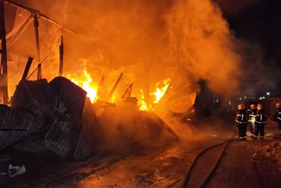 В Екатеринбурге загорелся склад, обрушились стены и крыша