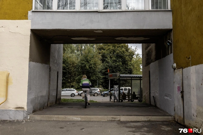 Через арку можно выйти к остановке общественного транспорта «Кинотеатр „Родина“» | Источник: Александр Куренной / 76.RU