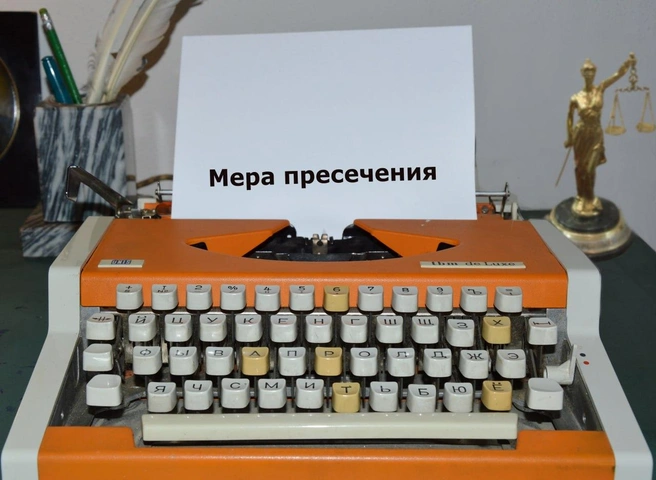 Полицейский обвиняется в получении взятки от журналиста URA.RU | www.fontanka.ru