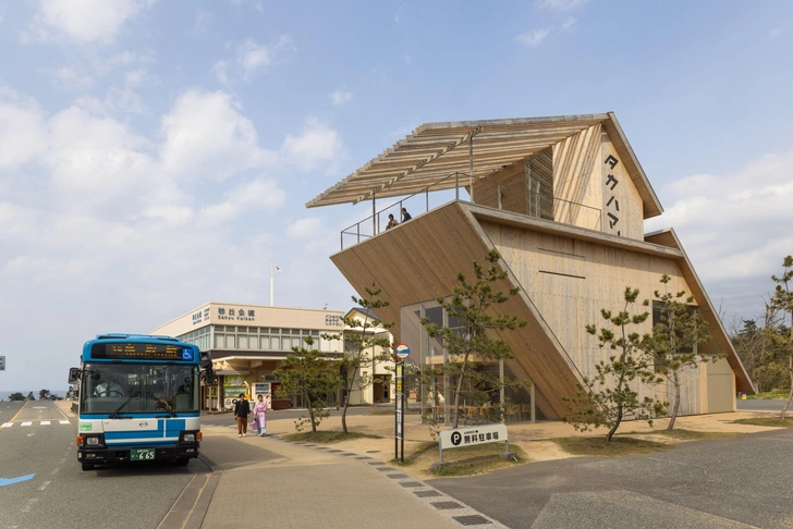 Кафе Tottori Takahama, разработанное архитектором Кенго Кума.  | Источник: Finbarr Fallon / Legion Media