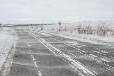 Ветер с низовой метелью ожидается в Магадане и Ольском округе