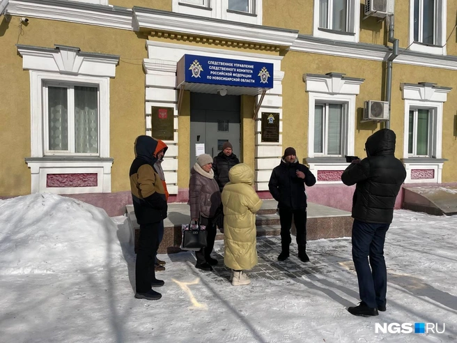 Семь жителей Козихи сегодня приехали в Новосибирск, чтобы написать заявление | Источник: Александр Ощепков / NGS.RU