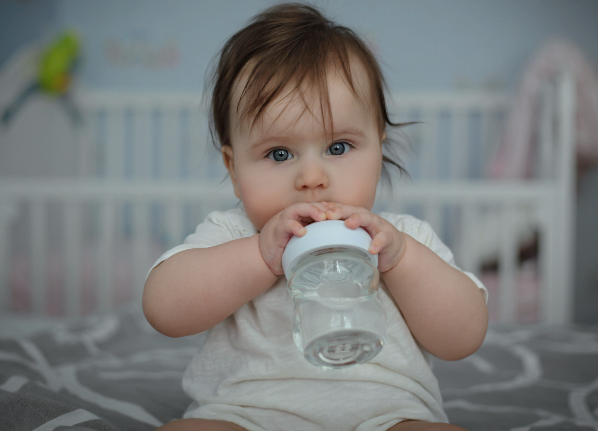 Новорожденным дают воду пить. Ребенок пьет воду. Грудничок в воде. Малыш пьет. Ребенок жадно пьет воду.