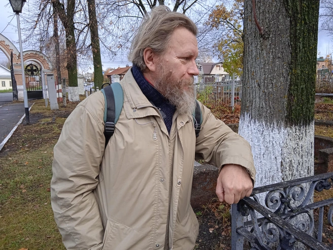 Краевед Дмитрий Русин знает многие секреты старого кладбища | Источник: Дмитрий Сильнов / 173. RU