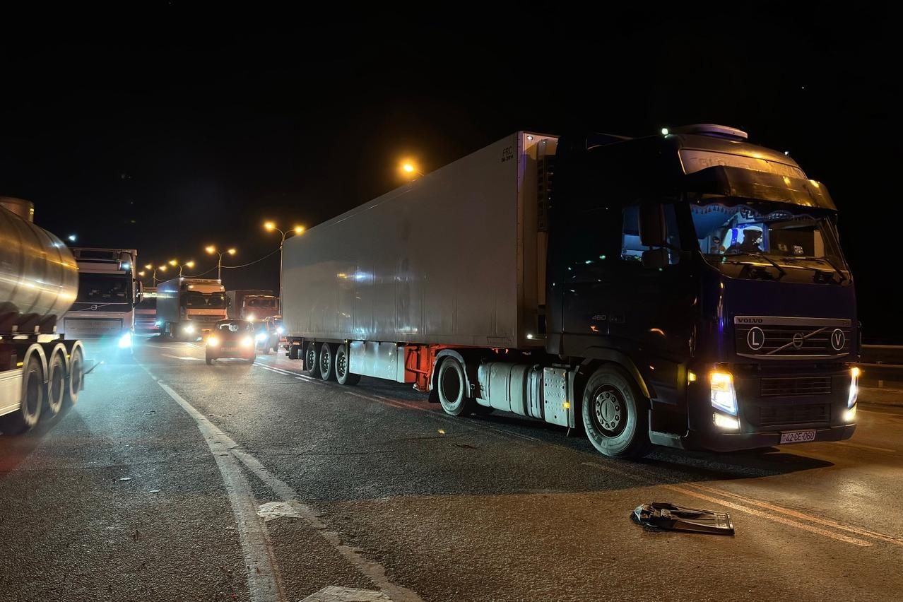 В Волгограде из-за тройной аварии на Третьей Продольной образовалась  гигантская пробка - 28 февраля 2024 - V1.ру