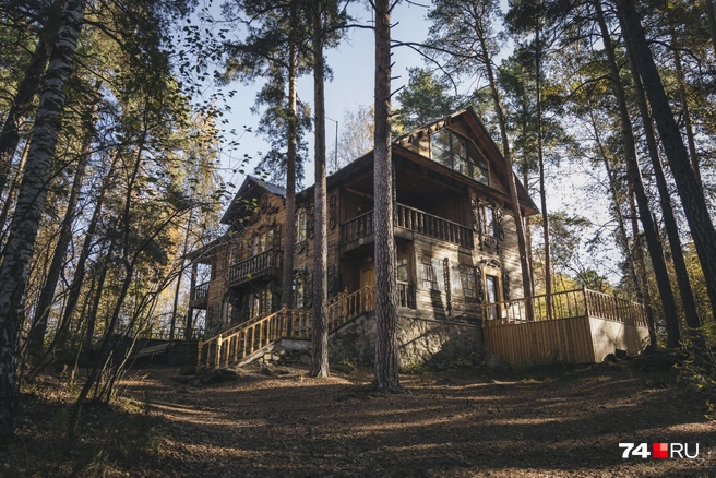 В даче УКВЗ и сейчас, скорее всего, комфортно отдыхать — посмотрите, какое новое панорамное стекло на третьем этаже | Источник: Наталья Лапцевич