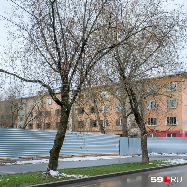 Дом огородили | Источник: Василина Любимова / 59.RU