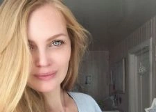 Елена Кулецкая перестала скрывать лицо дочери