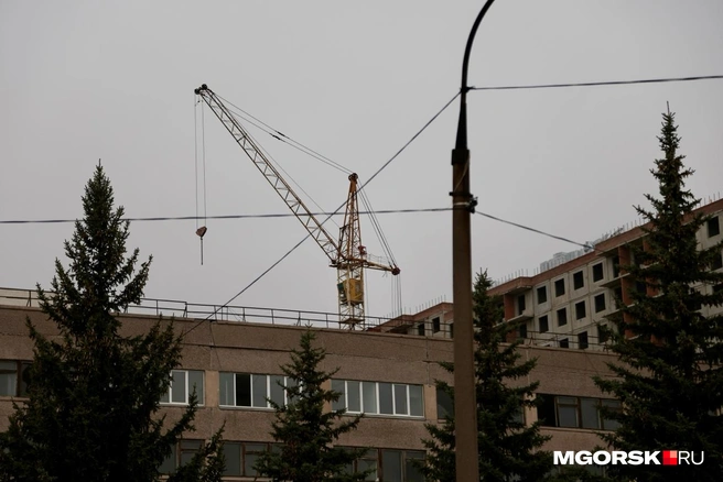 Строительство ЖК рядом с корпусом МаГУ уже вовсю идет | Источник: Наталья Зайцева / MGORSK.RU