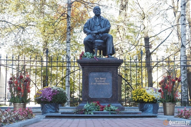 Памятник основоположнику местной анестезии Василию фон Анрепу открыли в Петербурге | Источник: Михаил Огнев / «Фонтанка.ру»