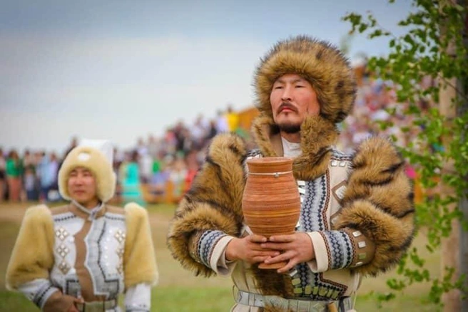 Традиционно чорооны делают из бересты, но можно купить из керамики | Источник: Туристический портал Якутии / travel-ykt.ru