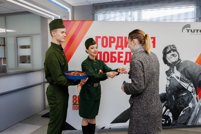 Акция «Георгиевская ленточка» на проходной завода «Омский каучук» | Источник: ГК «Титан»