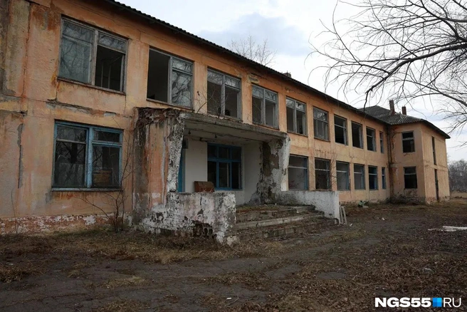 На этом крыльце уже никогда не будут слышны детские голоса | Источник: Евгений Софийчук / NGS55.RU