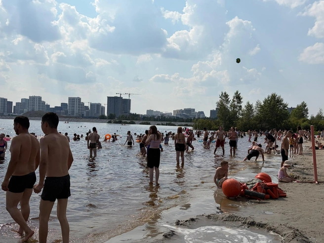 Для многих отдыхающих выдался удачный день: они могут купаться, а не работать | Источник: Дарья Макеева / 72.RU