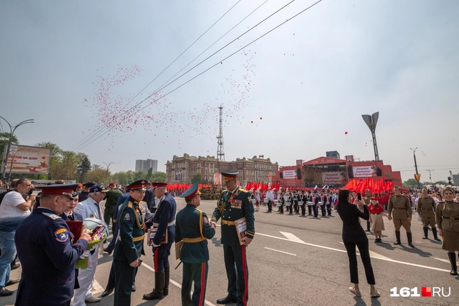 После парада в воздух запустили множество воздушных шаров | Источник: Евгений Вдовин / 161.RU