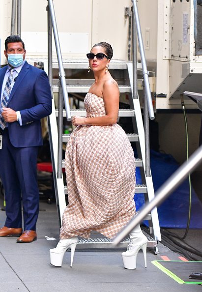 Леди Гага в платье, которое нельзя носить, и в обуви, которая угрожает жизни. Но все равно выглядит очаровательно