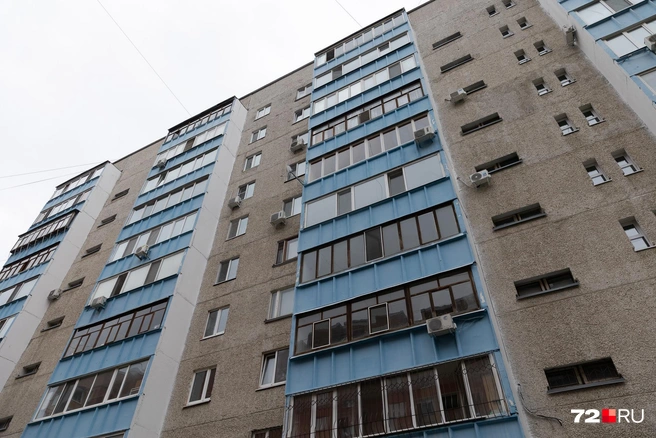 Тот самый дом рядом с ТРЦ, где в одной из квартир живут Артюховы: глава семейства Валерий Дмитриевич, его супруга и пожилые родители с инвалидностью | Источник: Ирина Шарова / 72.RU