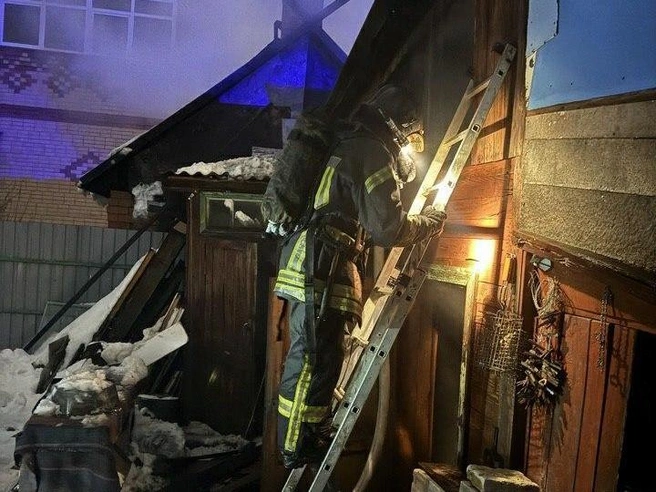 Был риск, что огонь перекинется на жилые дома | Источник: пресс-служба МЧС по Алтайскому краю