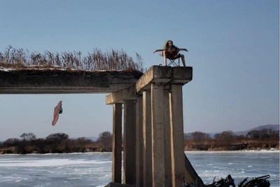 Жуткая резиновая кукла на мосту напугала рыбаков в Приморье