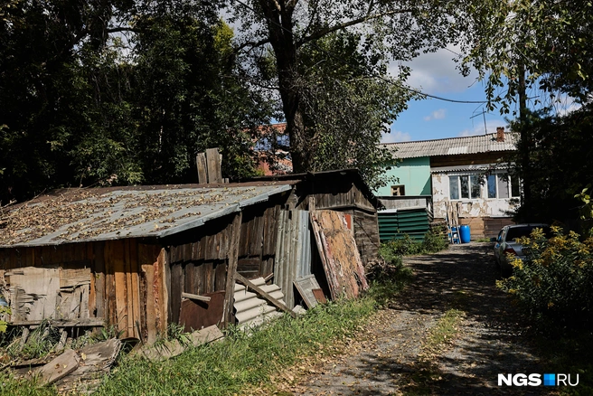 Проезд вдоль сараев ведет к дому, который когда-то был купеческой конюшней (но это не точно) | Источник: Александр Ощепков / NGS.RU