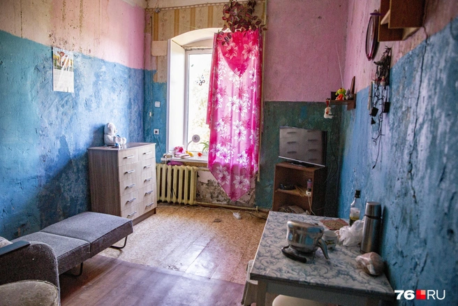 Жильцы стараются держать комнаты в порядке, насколько это возможно | Источник: Александра Савельева