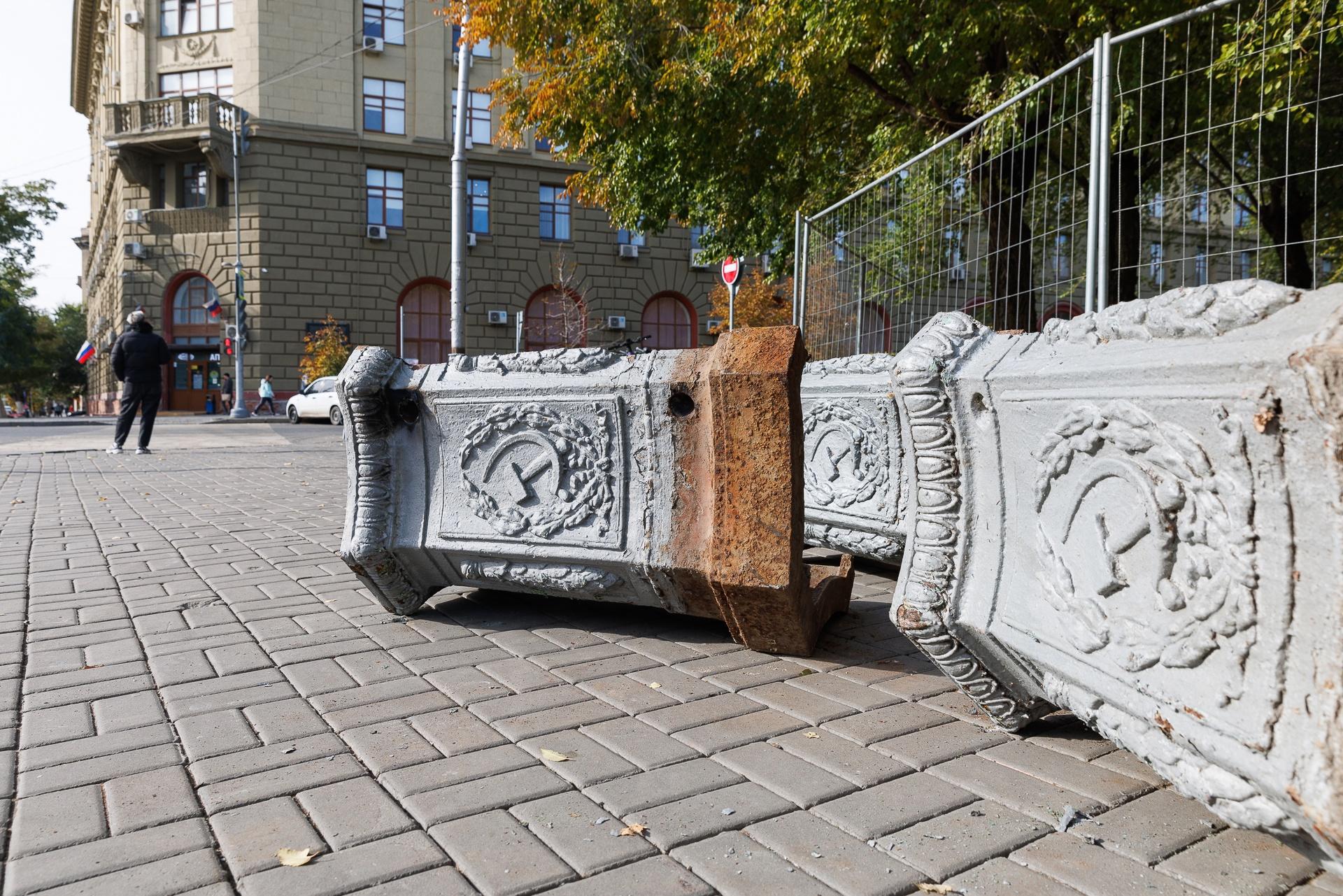 В центре Волгограда началась реставрация исторических фонарей с серпом и молотом. Но далеко не всех