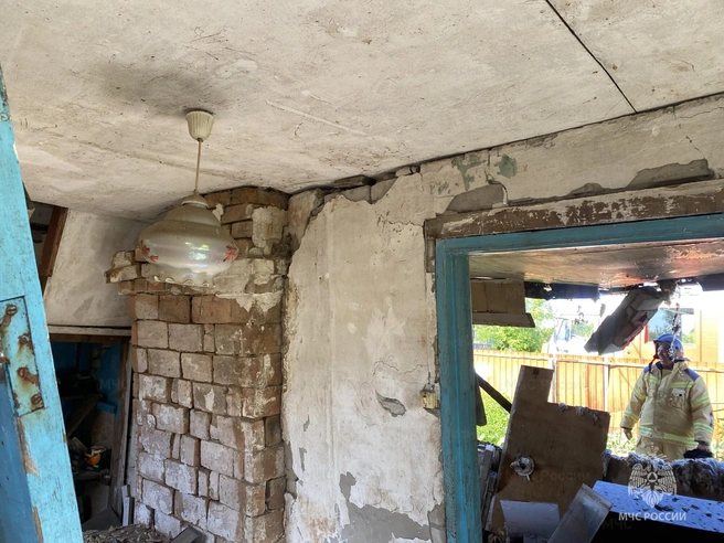 В Кургане в дачном домике снесло стену из-за взрыва бытового газа | Источник: пресс-служба Главного управления МЧС России по Курганской области