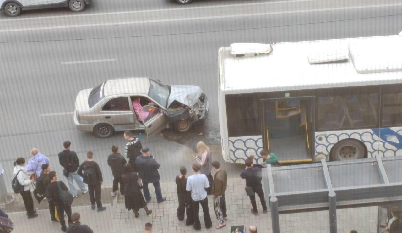 Очевидцы сообщают о столкновении легкового автомобиля и автобуса в центре Волгограда, есть раненый